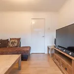 Best Price! Large Home For 4 - Smart Tv - Comfy Beds - Garden - 4 Single Beds Or 2 Doubles!